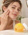 Aplikacja kremu K-SECRET Niacinamide 5% + Yuja na policzek