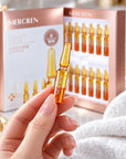 Ampułka MERCILEN Collagen Peptide Retinol trzymana w dłoni
