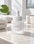 SKIN1004 Matrixyl 10 na jasnej toaletce – serum peptydowe 30 ml