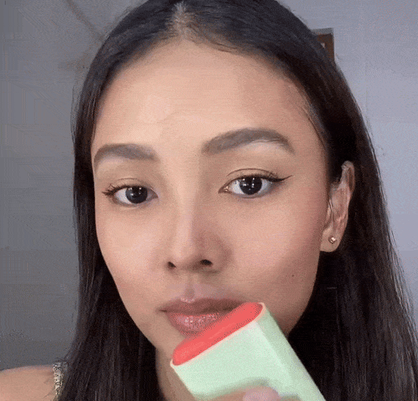 On-the-Glow Highlighter - nawilżający rozświetlacz w sztyfcie dla naturalnego blasku