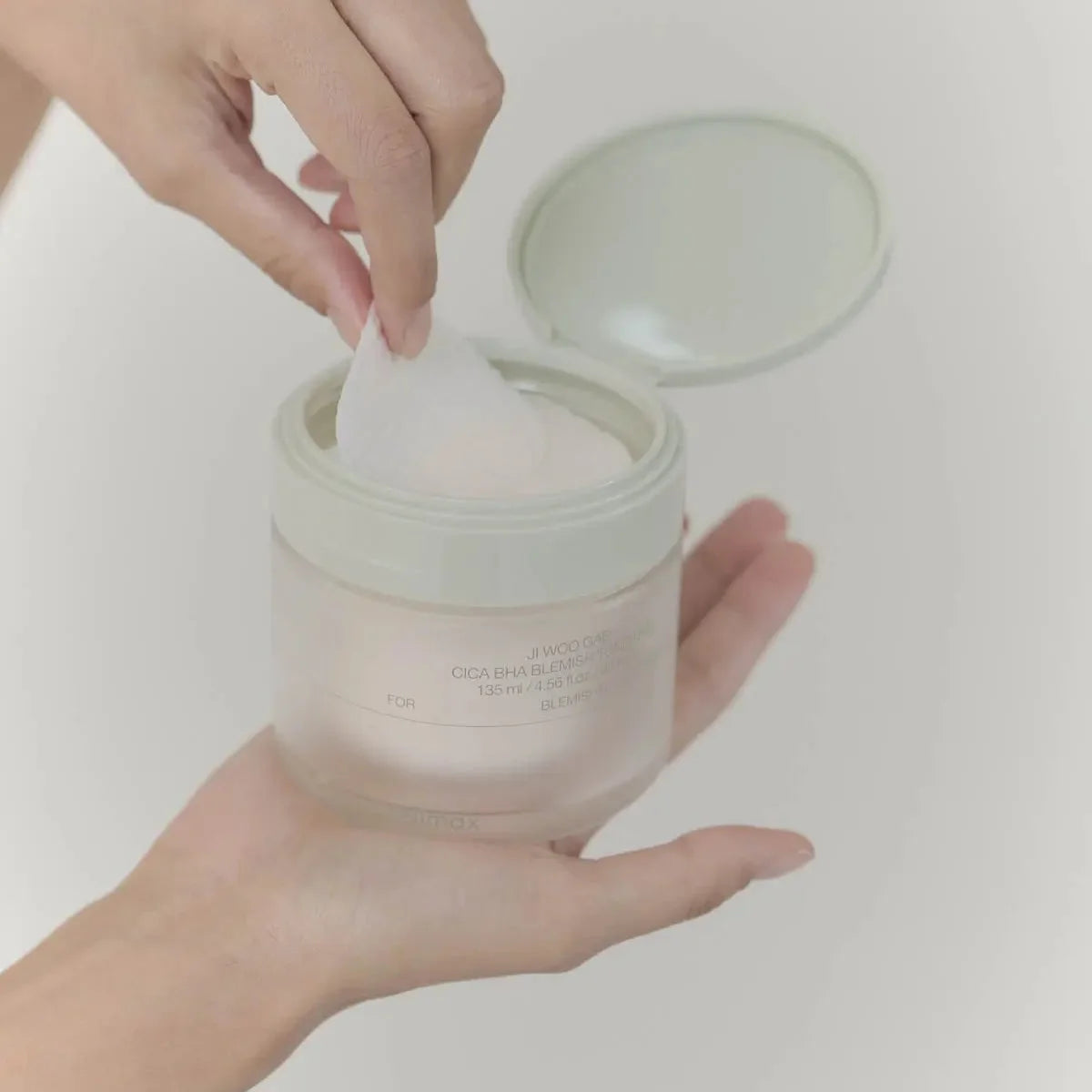 Veido šveitiklio pagalvėlės su BHA, PHA ir LHA rūgštimis – „Celimax Cica BHA Blemish Toner Pad“, 60 vnt.