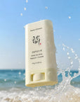 Matowy sztyft przeciwsłoneczny Beauty of Joseon z bylicą i kamelią SPF50+ PA++++ – 18 g