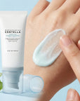 SKIN1004 - Madagascar Centella Hyalu-Cica Water-Fit Sun Serum SPF50+ PA++++ - Nawilżający Krem Przeciwsłoneczny