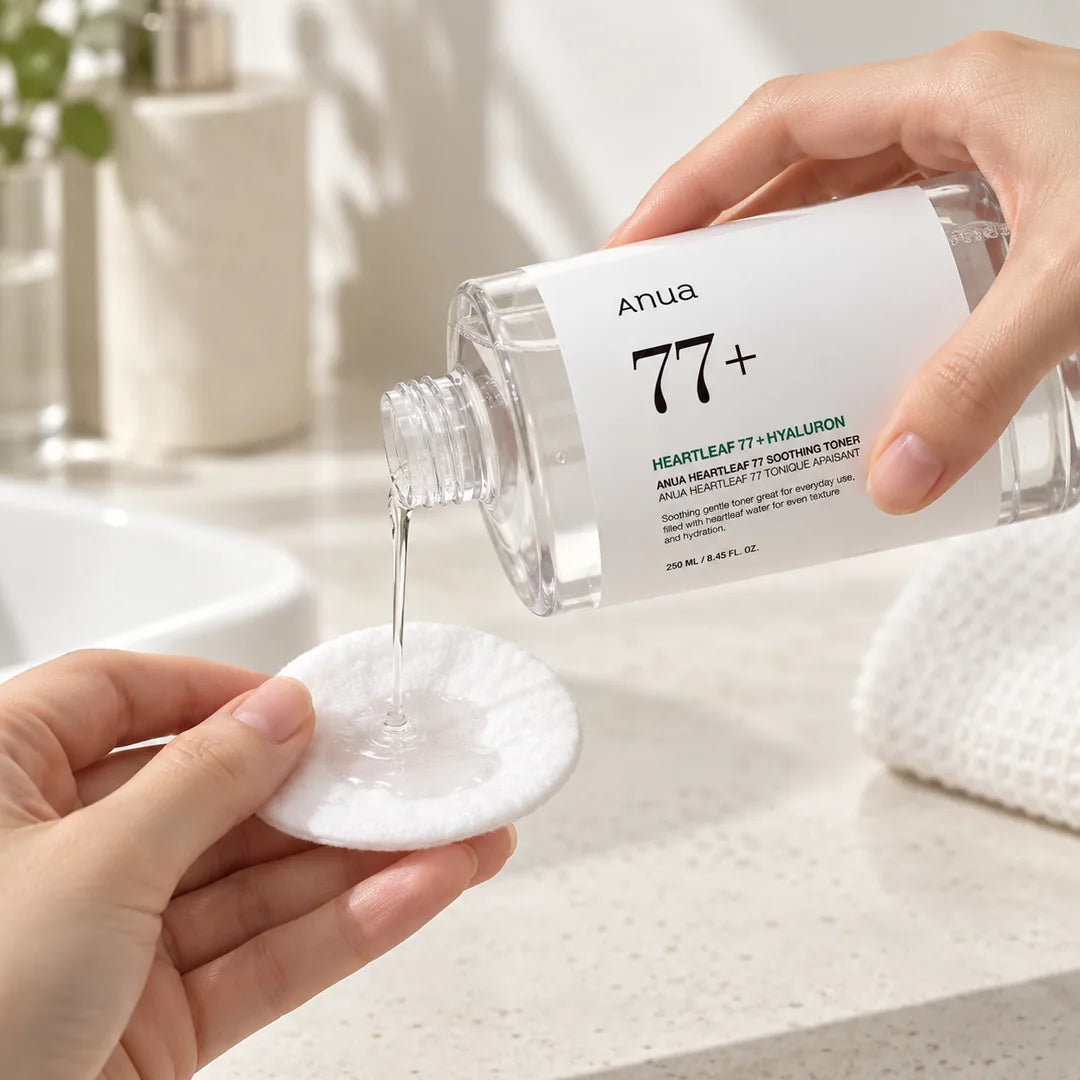 Anua Heartleaf 77 250 ml – rozlewanie toniku na wacik