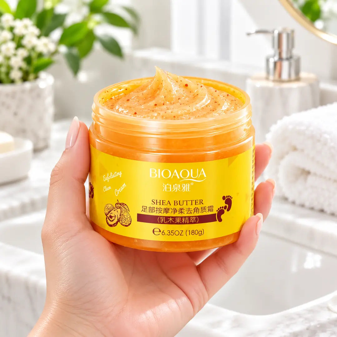 BIOAQUA Shea Butter 180 g – słoiczek trzymany w dłoni