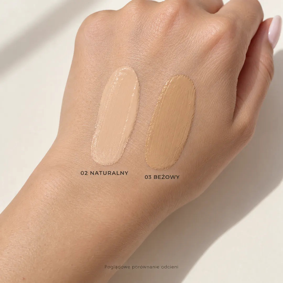 Porównanie poglądowe odcieni podkładu Bride Shiny na dłoni: 02 Naturalny jaśniejszy i 03 Beżowy cieplejszy