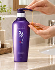 Daeng Gi Meo Ri Vitalizing Shampoo – dozowanie szamponu na dłoń
