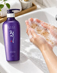 Daeng Gi Meo Ri Vitalizing Shampoo – pieniąca się konsystencja