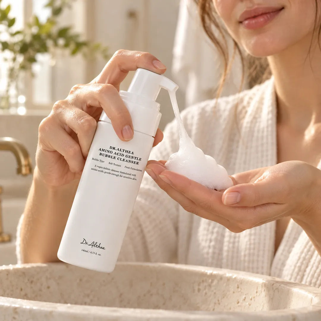 Dozowanie pianki Dr.Althea Amino Acid Gentle Bubble Cleanser na dłoń