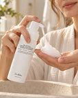 Dozowanie pianki Dr.Althea Amino Acid Gentle Bubble Cleanser na dłoń
