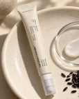 Haruharu Wonder Bakuchiol Eye Cream – mleczna konsystencja kremu i czarny ryż