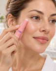 Delikatna aplikacja sztyftu KORMESIC PDRN Collagen przy zewnętrznym kąciku oka