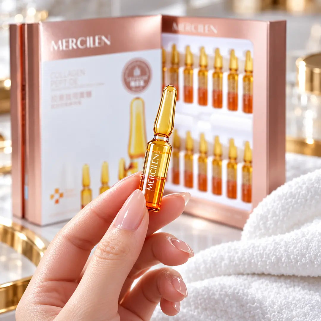 Ampułka MERCILEN Collagen Peptide Retinol trzymana w dłoni