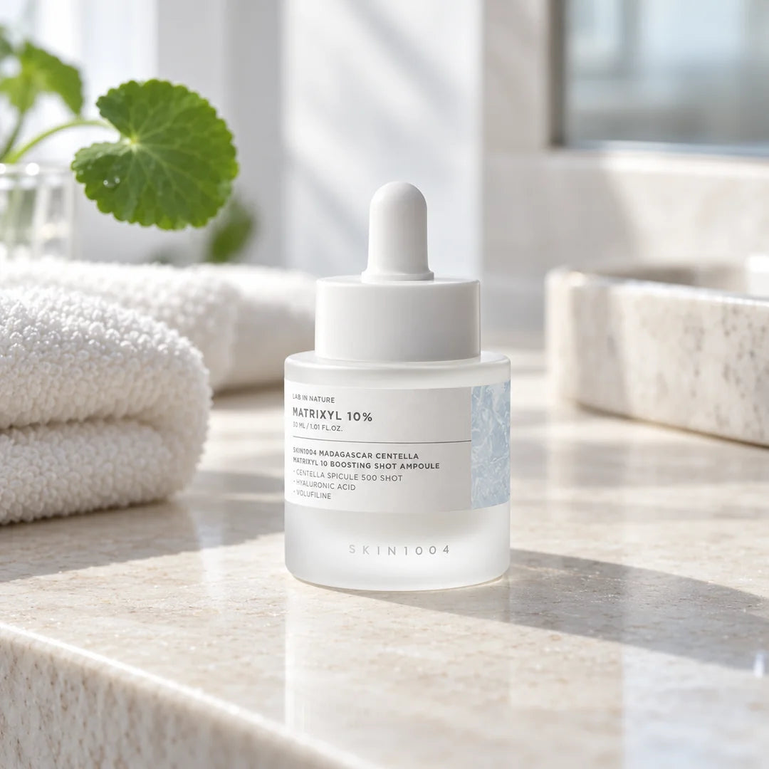 SKIN1004 Matrixyl 10 na jasnej toaletce – serum peptydowe 30 ml