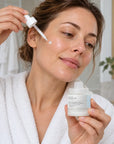 Aplikacja serum peptydowego SKIN1004 Matrixyl 10 na skórę twarzy